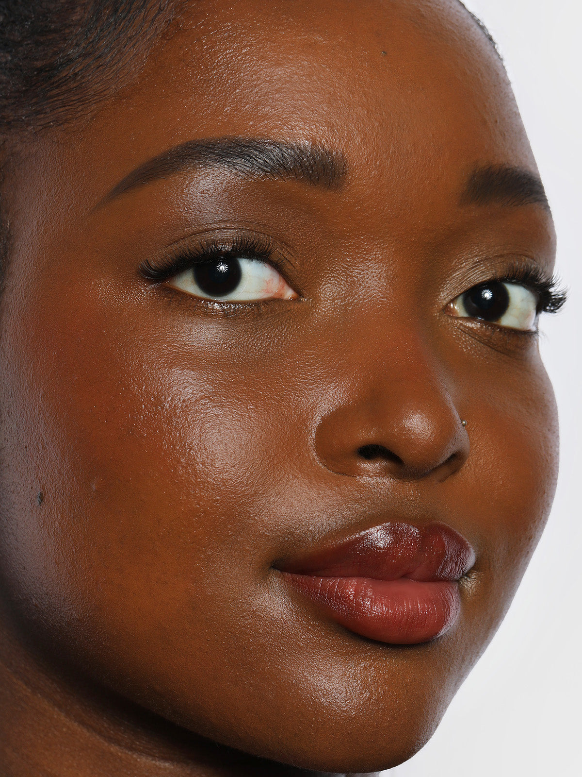 REFY LIP BLUSH + CLEAR GLOSSREFY LIP BLUSH IN SHADE WINE + CLEAR LIP GLOSS ON MODEL
