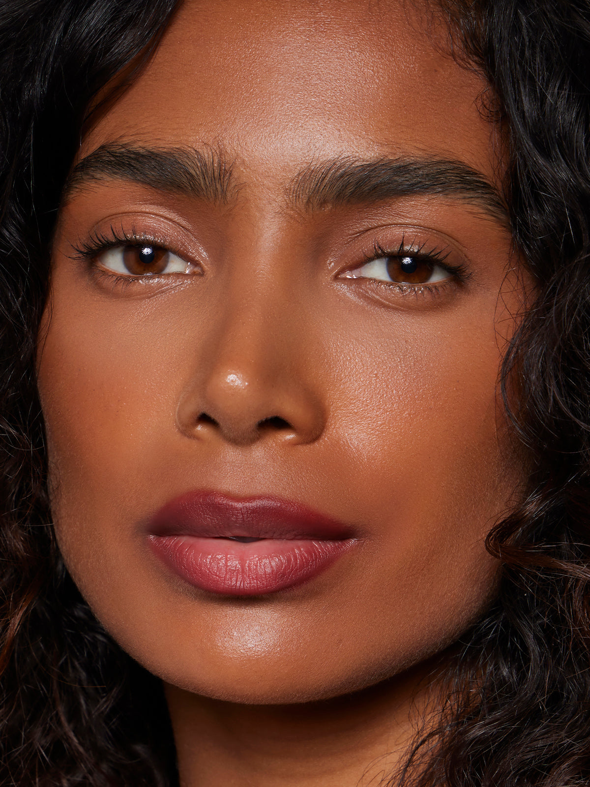 | desc: | text: light  Karina wears Blur Liner in shade Berry