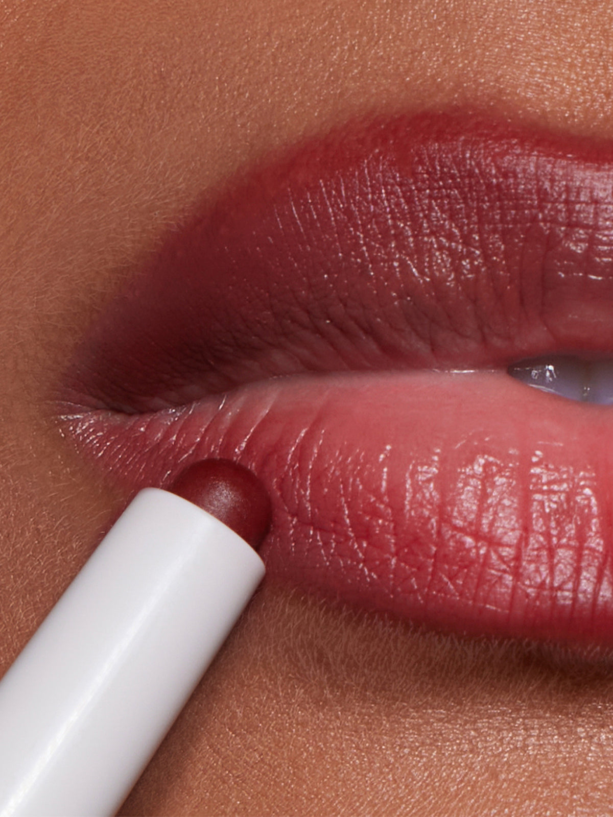 | desc: | text: light Blur Liner in shade Berry