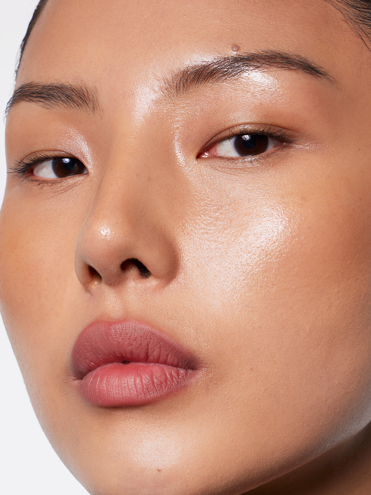 | desc: | text: light Cho wears Blur Liner in shade Mauve