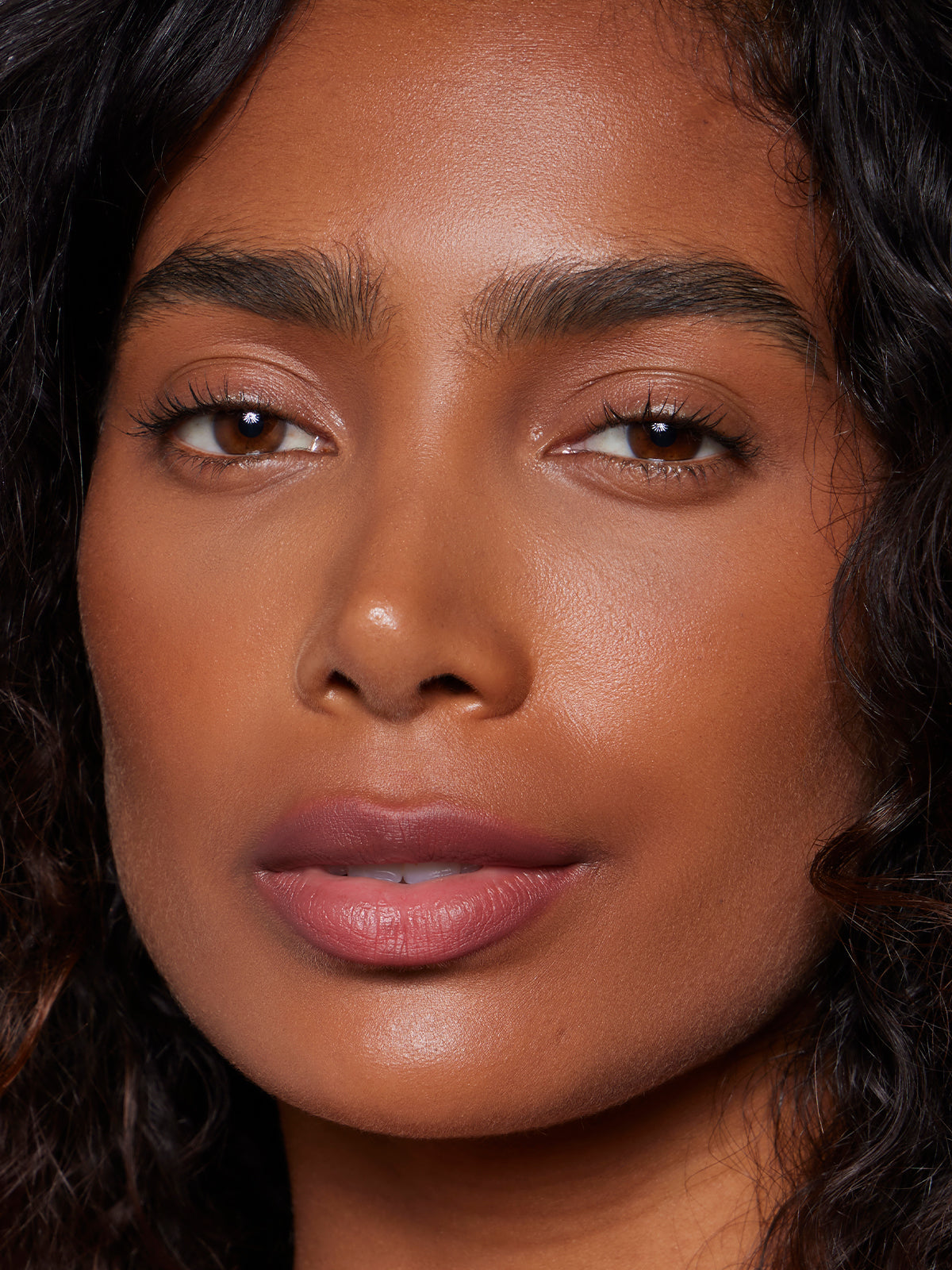 | desc: | text: light Karina wears Blur Liner in shade Mauve