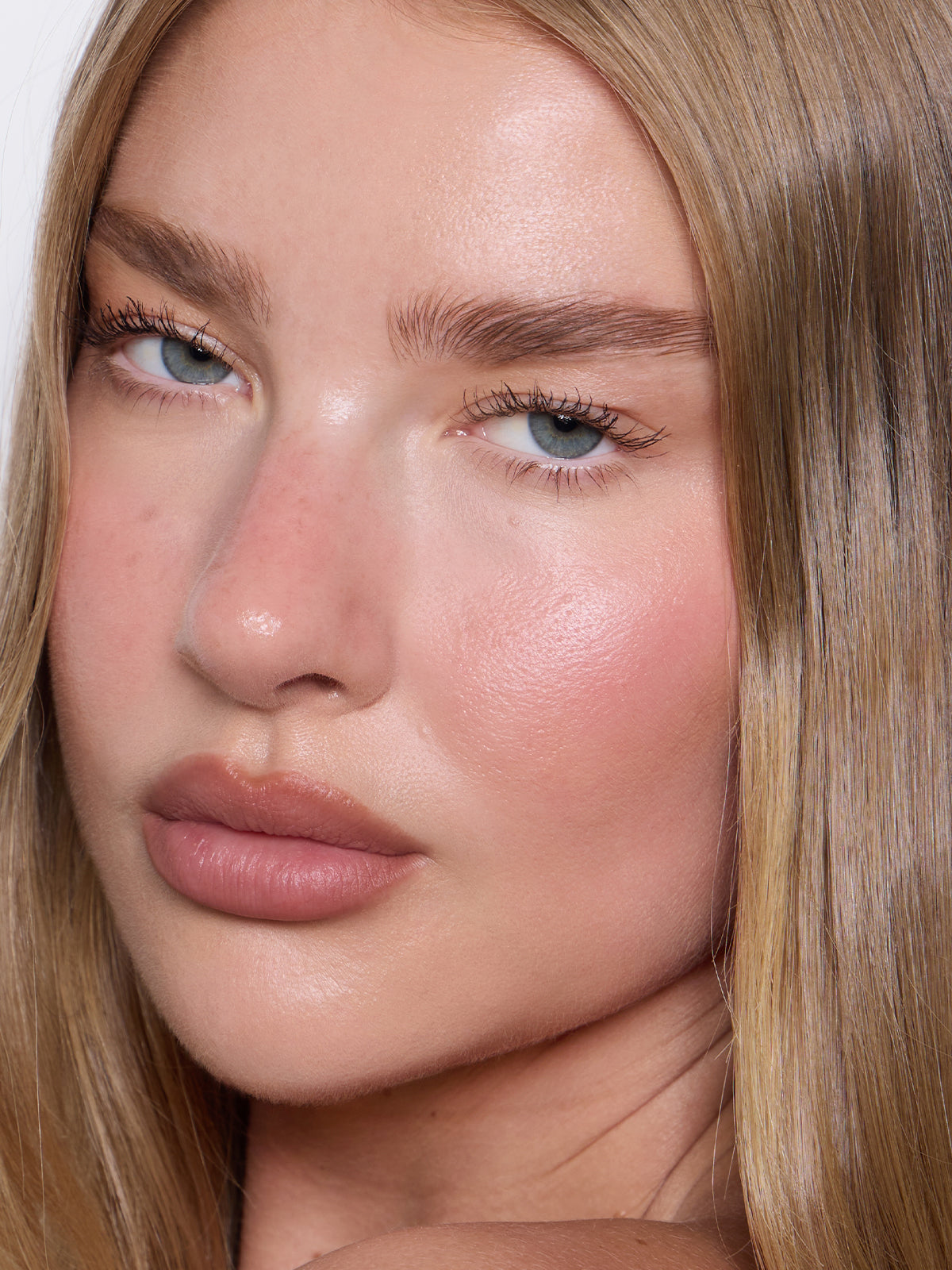 | desc: | text: light Jess wears Blur Liner in shade Stone