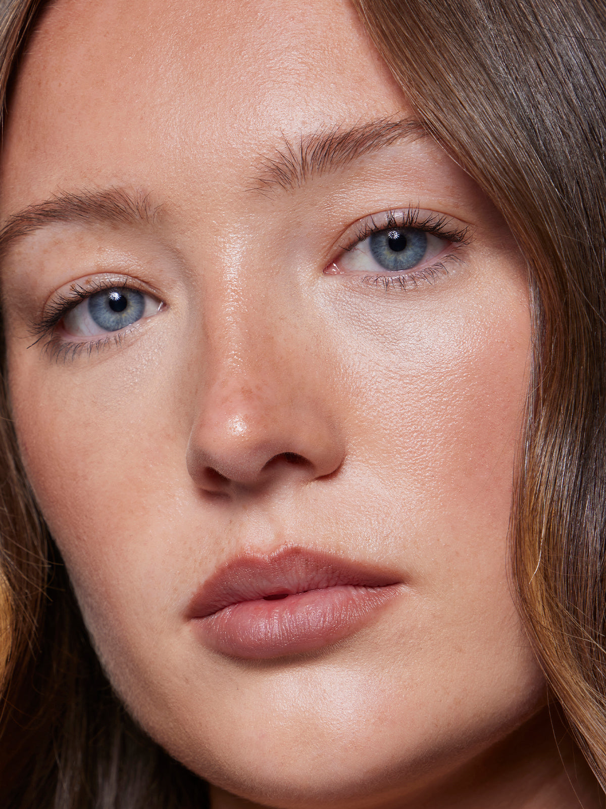 | desc: | text: light Grace wears Blur Liner in shade Stone