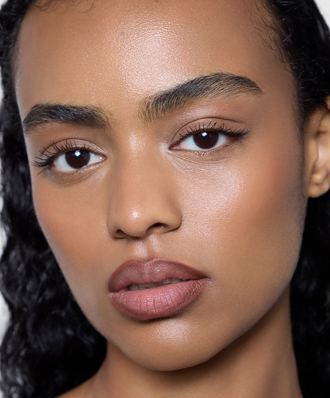 | desc: | text: light Manar wears Lip Sculpt in Suede