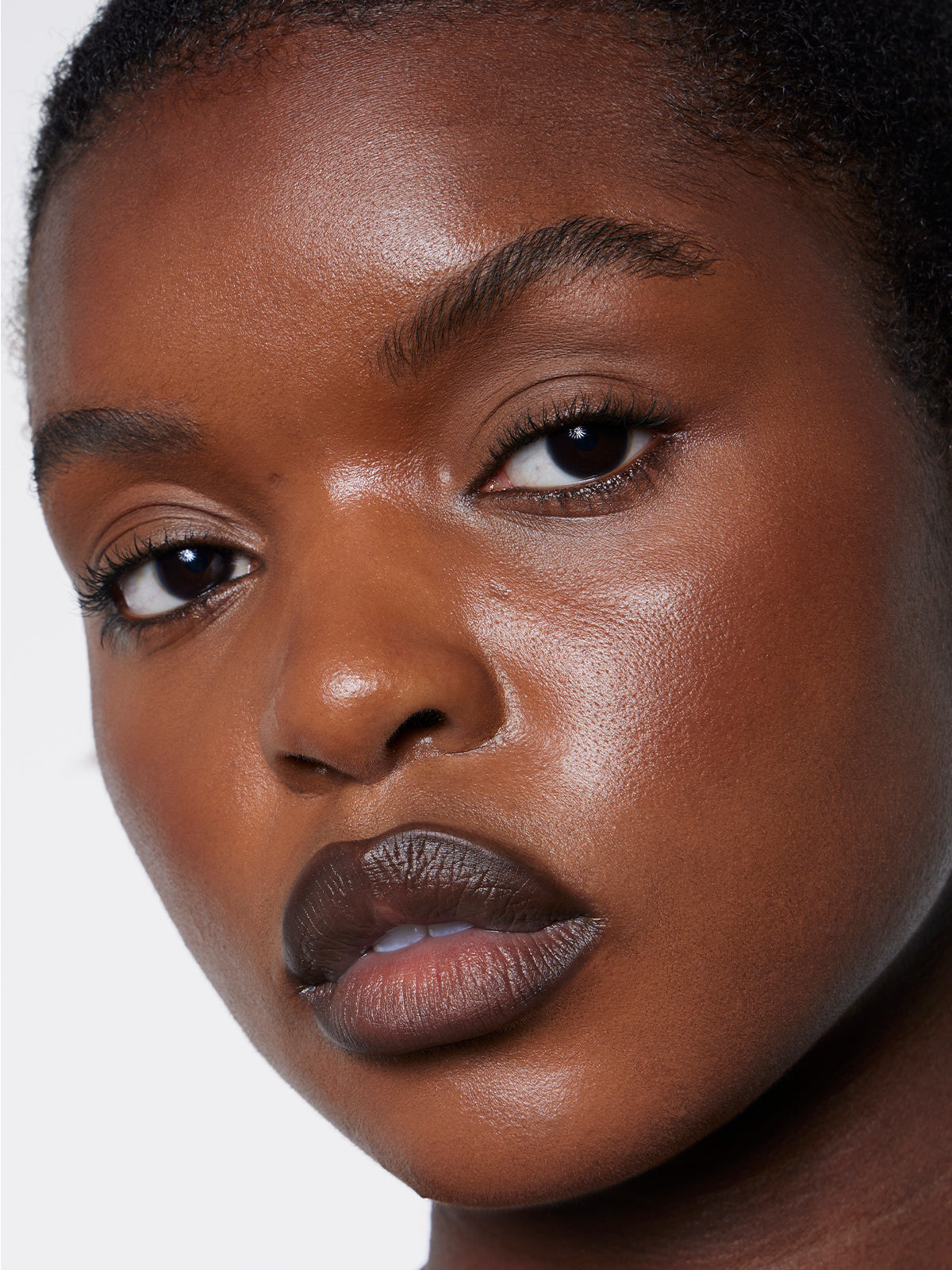 | desc: | text: light Angela wears Blur Liner in shade Teak