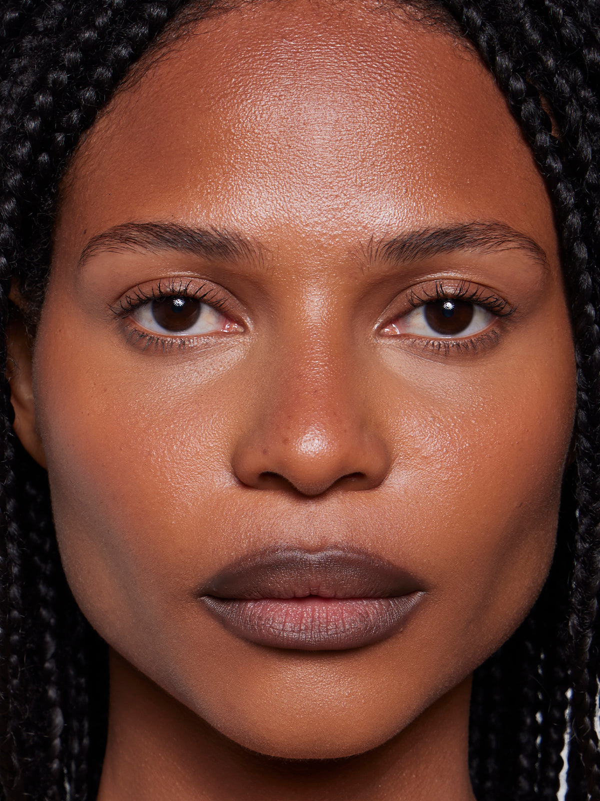 | desc: | text: light Jerri wears Blur Liner in shade Teak