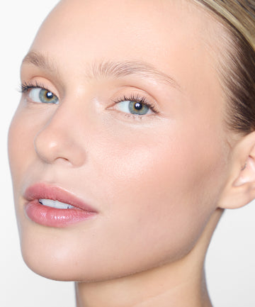 | desc: | text: light Honor wears Brow Tint in Ash