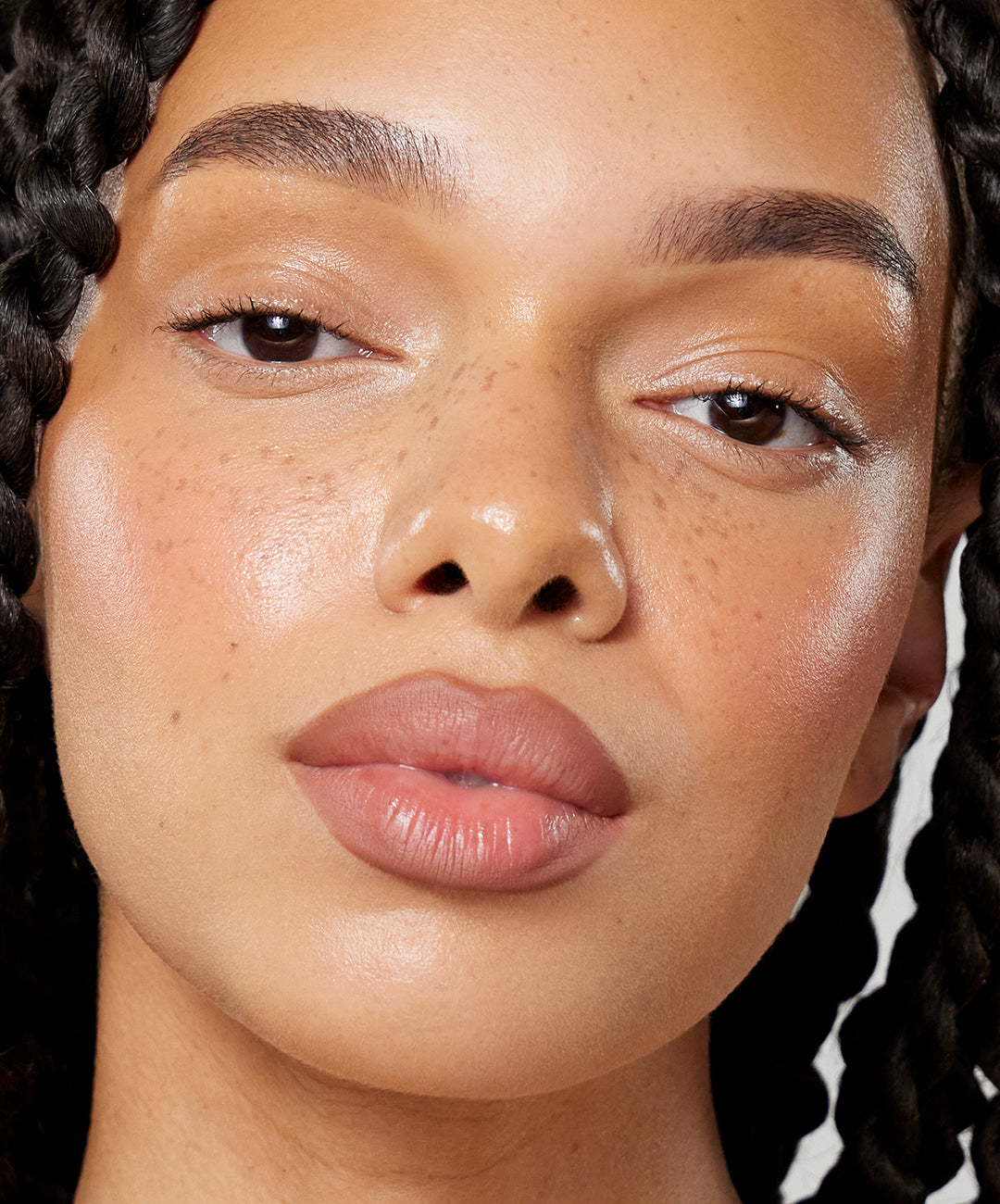 | desc: | text: light Gabbi wears Lip Sculpt in Fawn