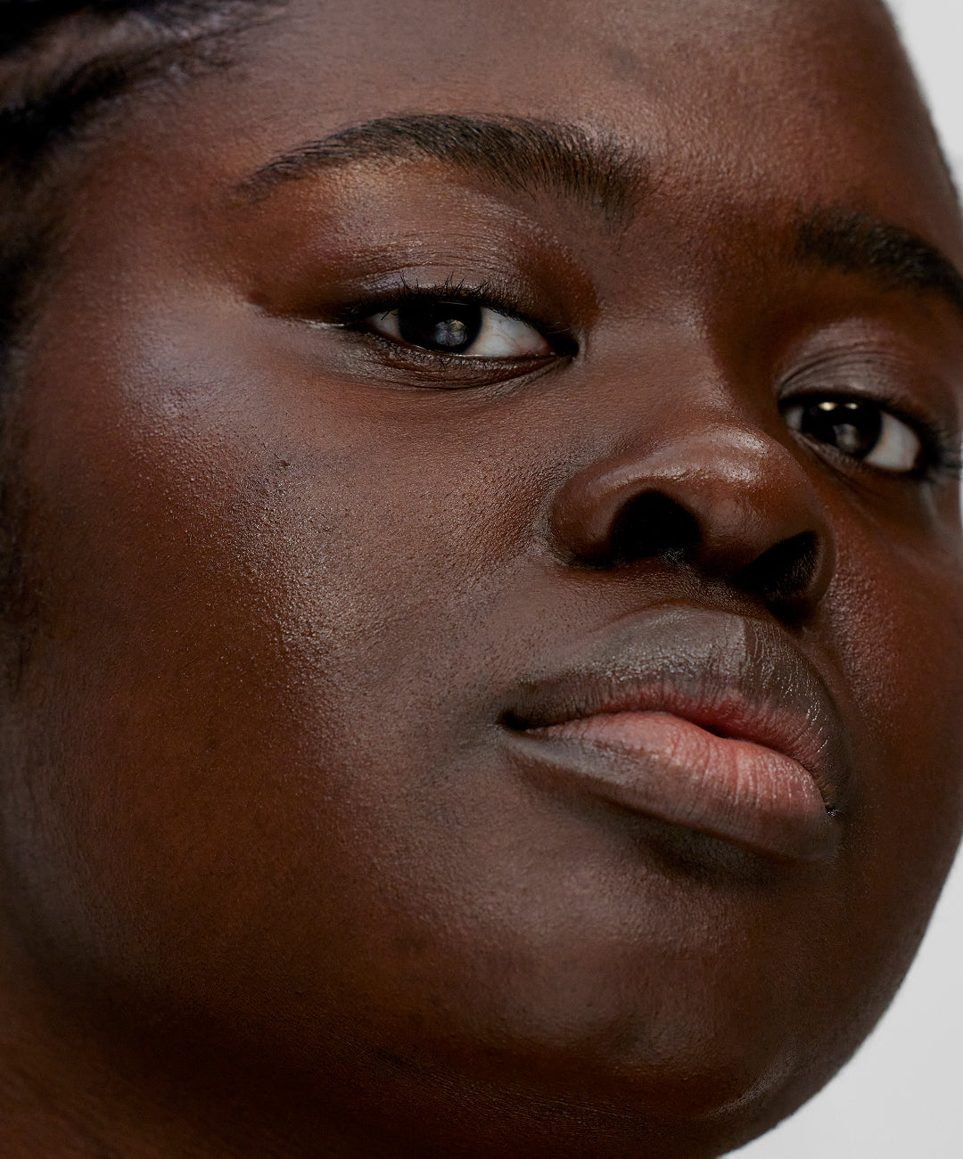 | desc: | text: light Serwahh wears shade 260 N