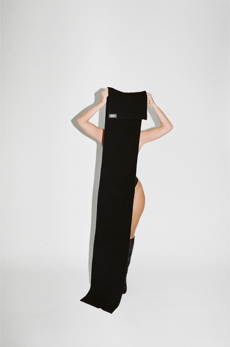 FRONT IMAGE OF REFY WOOL SCARF IN BLACK WITH MODEL