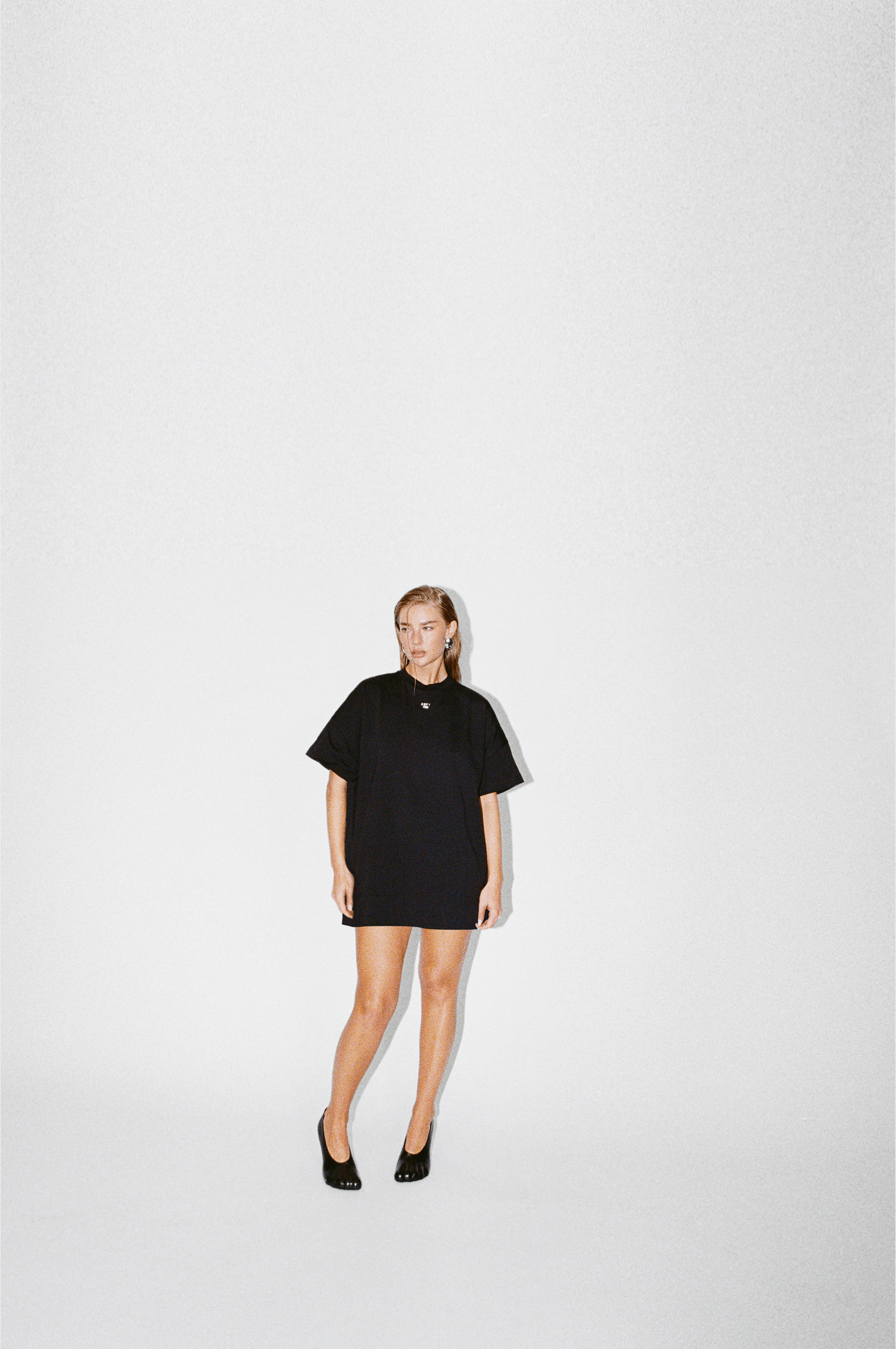 FRONT IMAGE OF REFY BOXY T-SHIRT IN BLACK ON MODEL